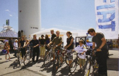 Teilnehmer der R-Tour auf dem Energieberg.
Links im Hintergrund das Sonnenpavillon, 
daneben der Fuß von Windkraftanlage II,
davor ein Infozelt.